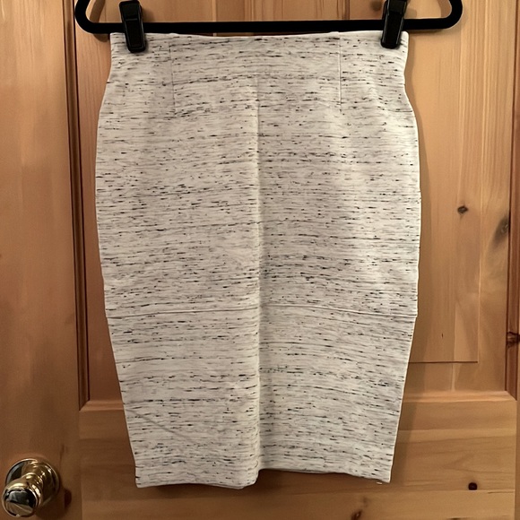Aritzia Wilfred White Grey Heather Stretch Pencil Skirt with Zippers, size 6 - Picture 4 of 8